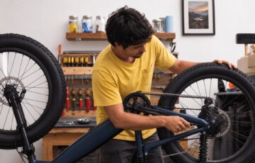 Imagem: Bicicletaria ou em casa: guia de manutenção da bicicleta elétrica